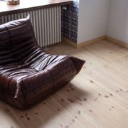 Fauteuil Togo en cuir brillant marron foncé