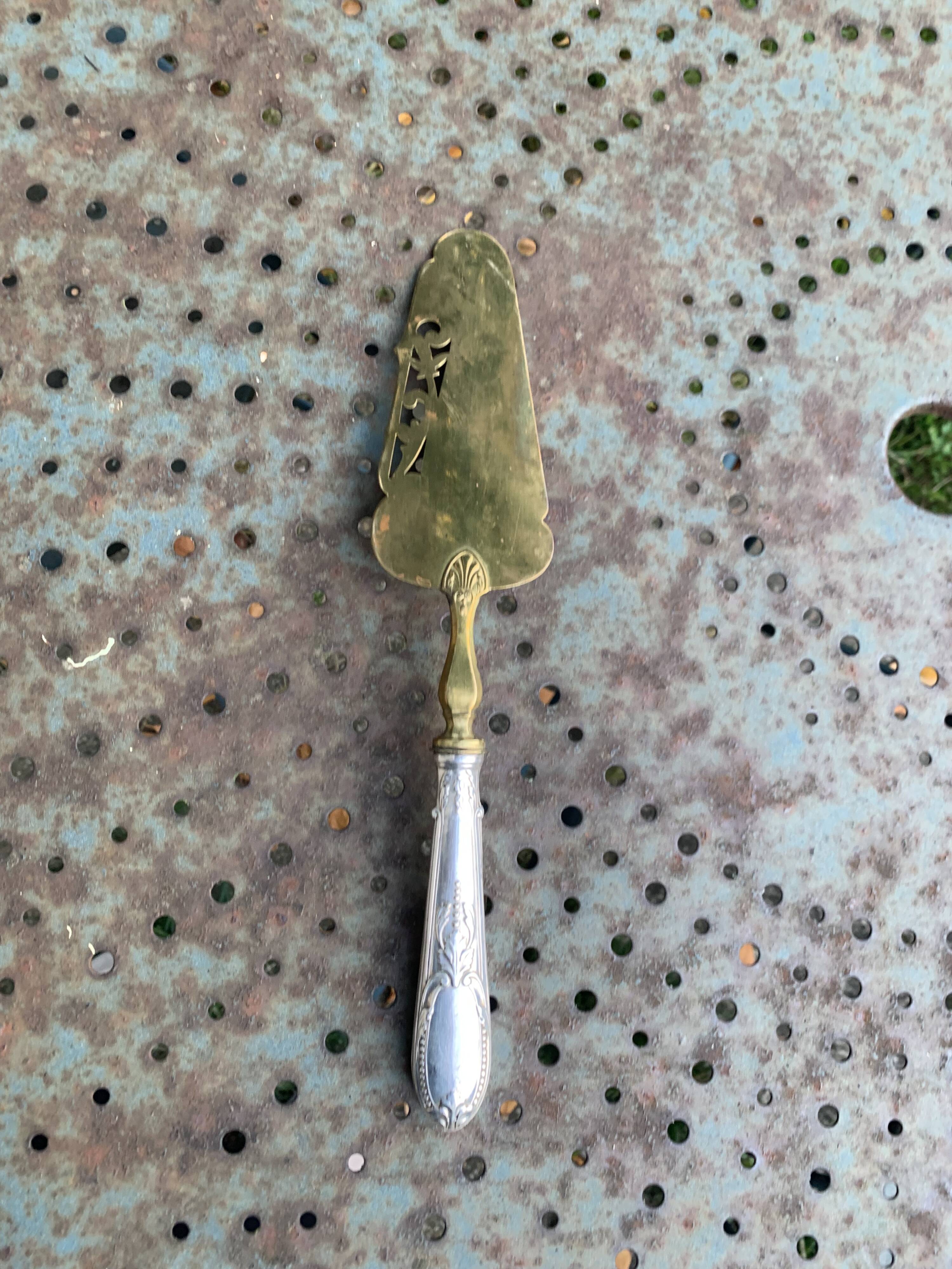 Pie server in vermeil and silver filled, hallmarked, chiseled floral motif, old