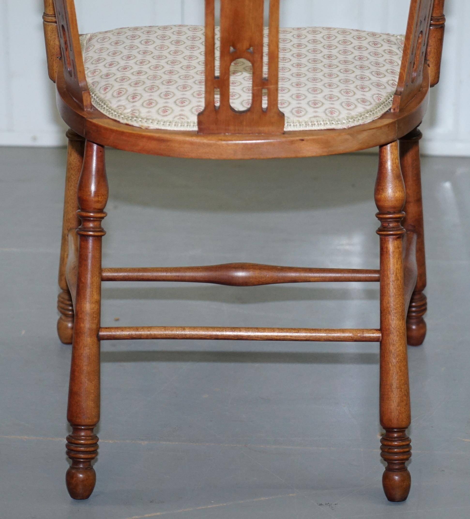 Chaise en noyer Edwardian à dossier courbé avec incrustation de nacre style Arts and Crafts