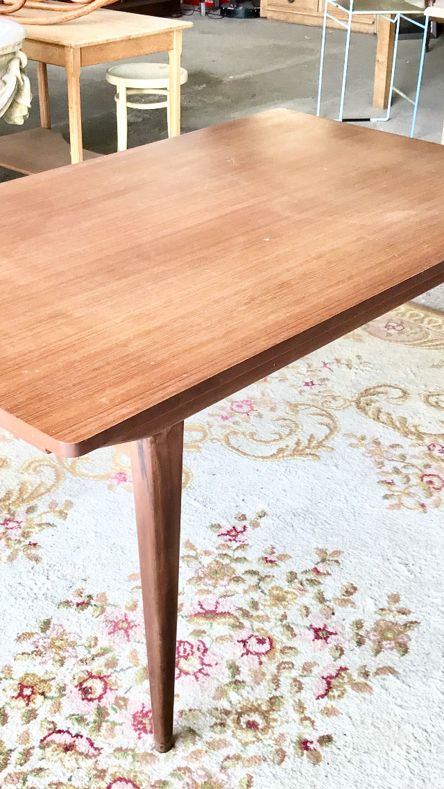 Table scandinave