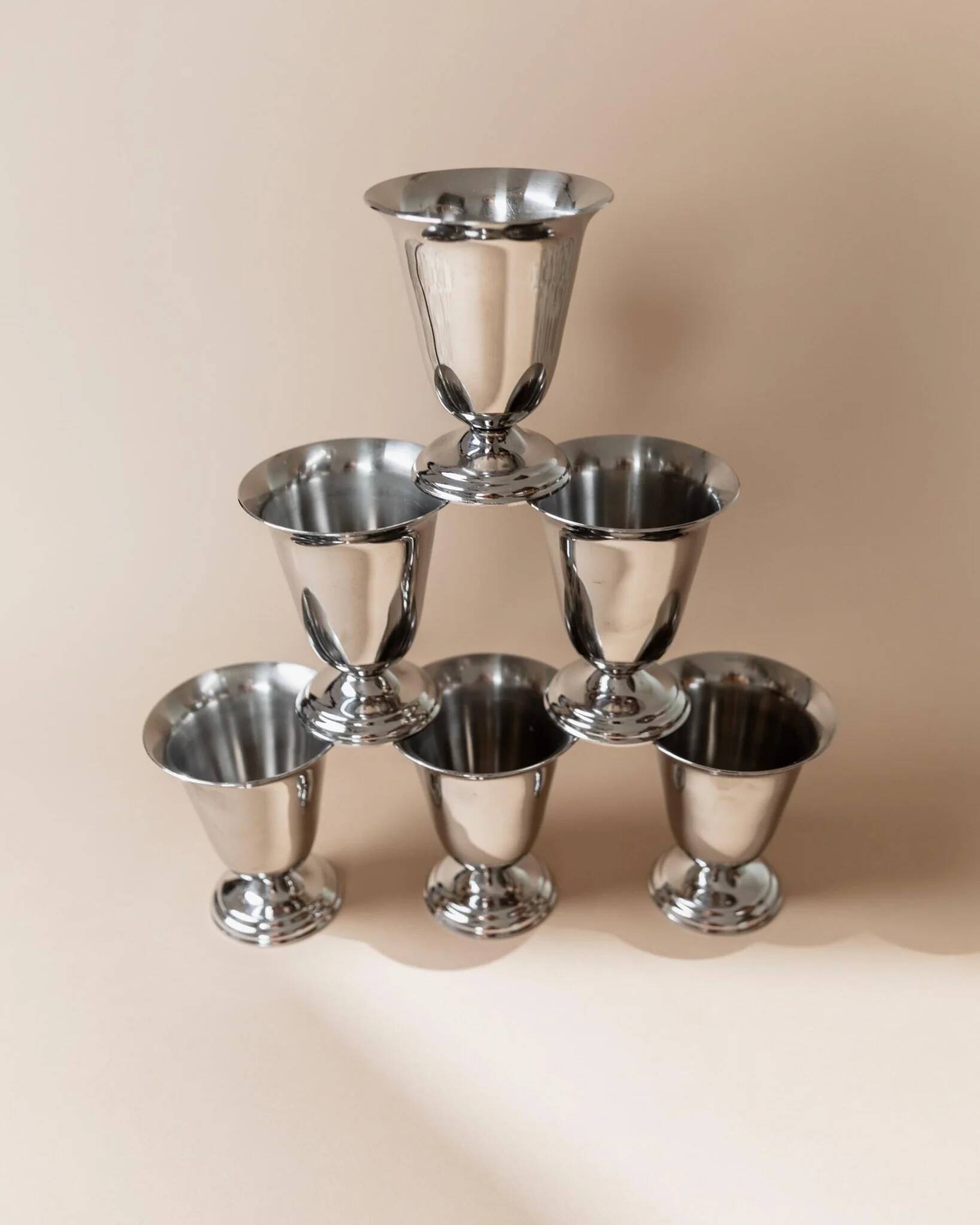 Gobelets en acier inoxydable argenté, vintage des années 1970 en Italie - Ensemble de 6 pour le vin, les desserts ou la glace, cadeau et décoration de table.