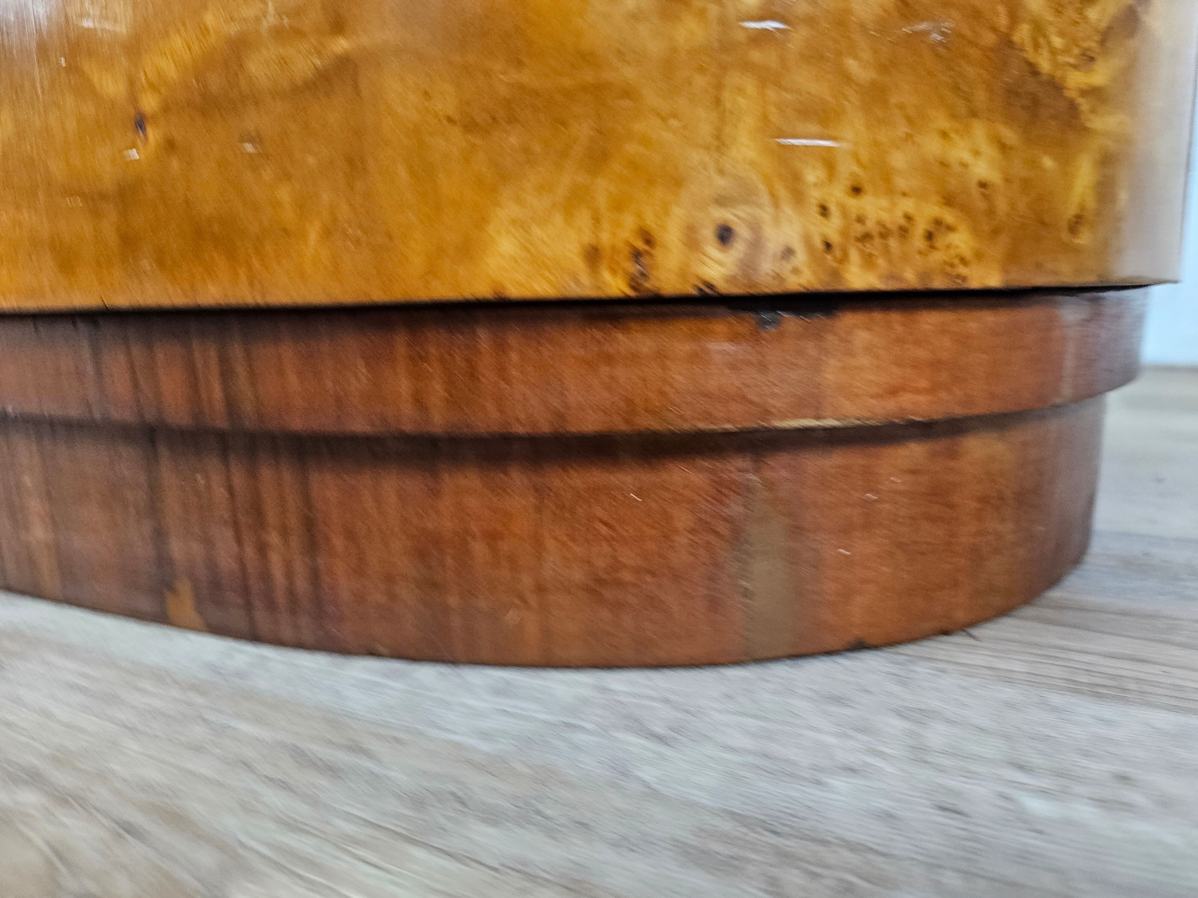 Pair of Art Decò bedside tables in walnut and thuja
