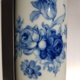 Vase en porcelaine blanche de Limoges à décor bleu et bord doré