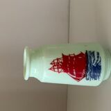 Vase en opaline verte motif bateaux