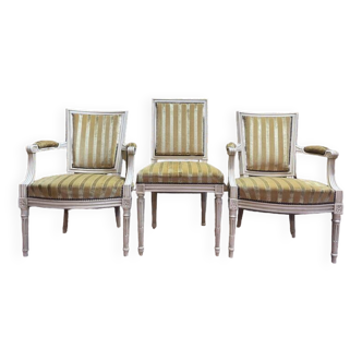 Paire de fauteuils cabriolets de style Louis XVI et chaise Louis XVI