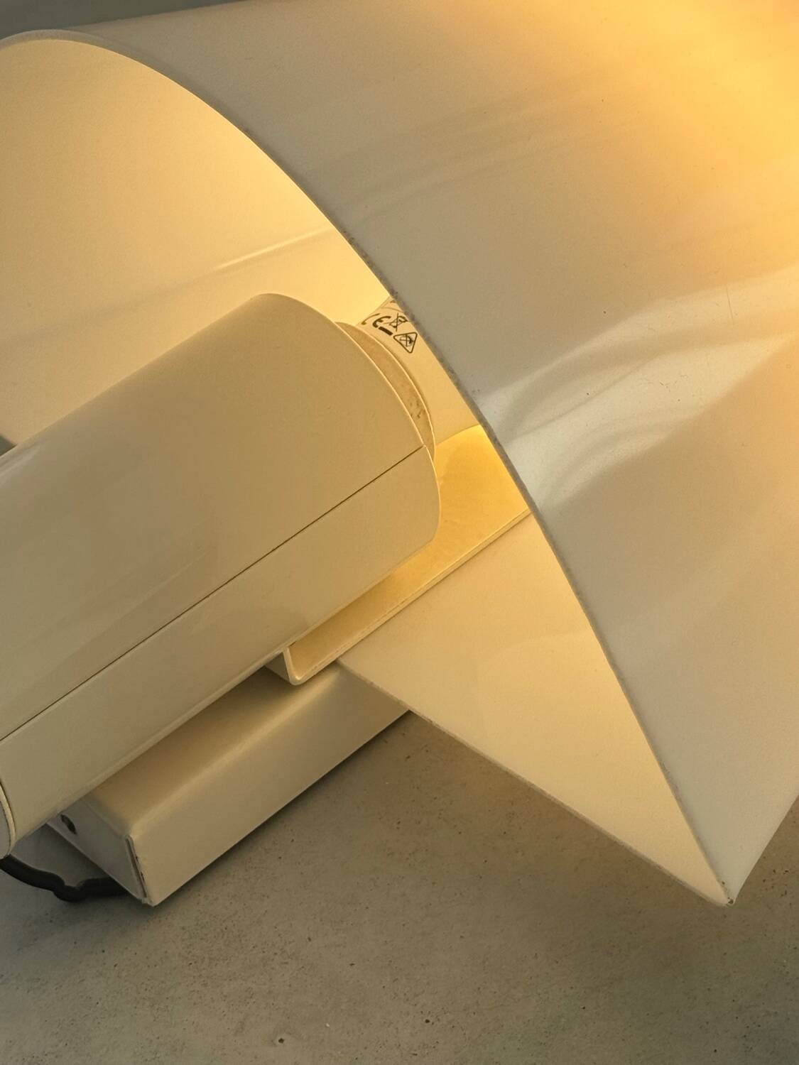 Lampe applique harvey guzzini design italien des années 1970