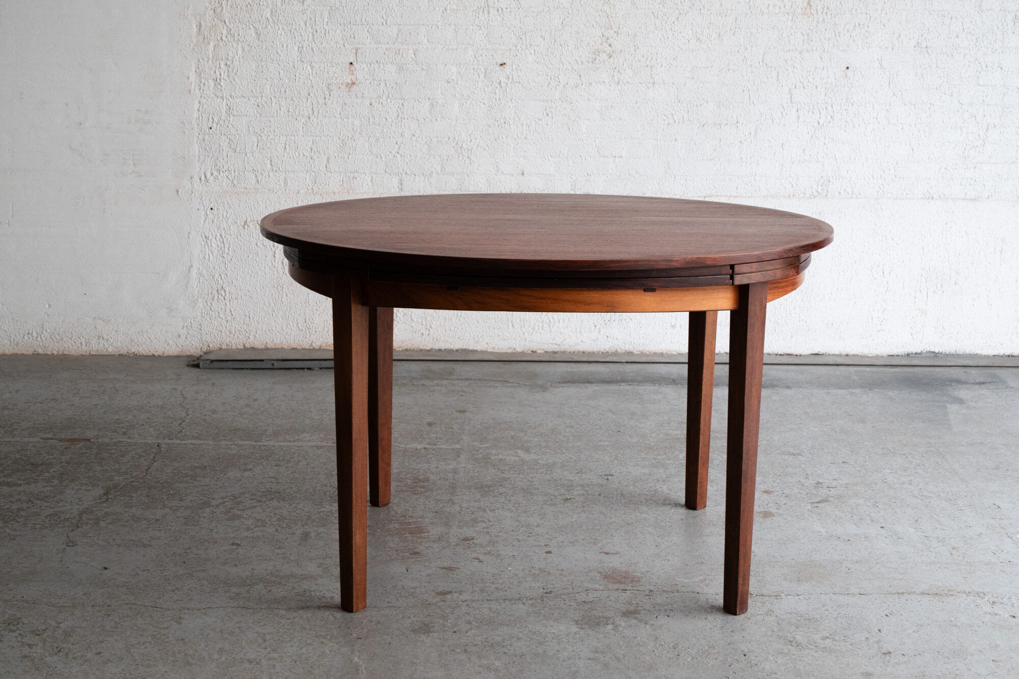 Dining table 'Lotus' by Dyrlund