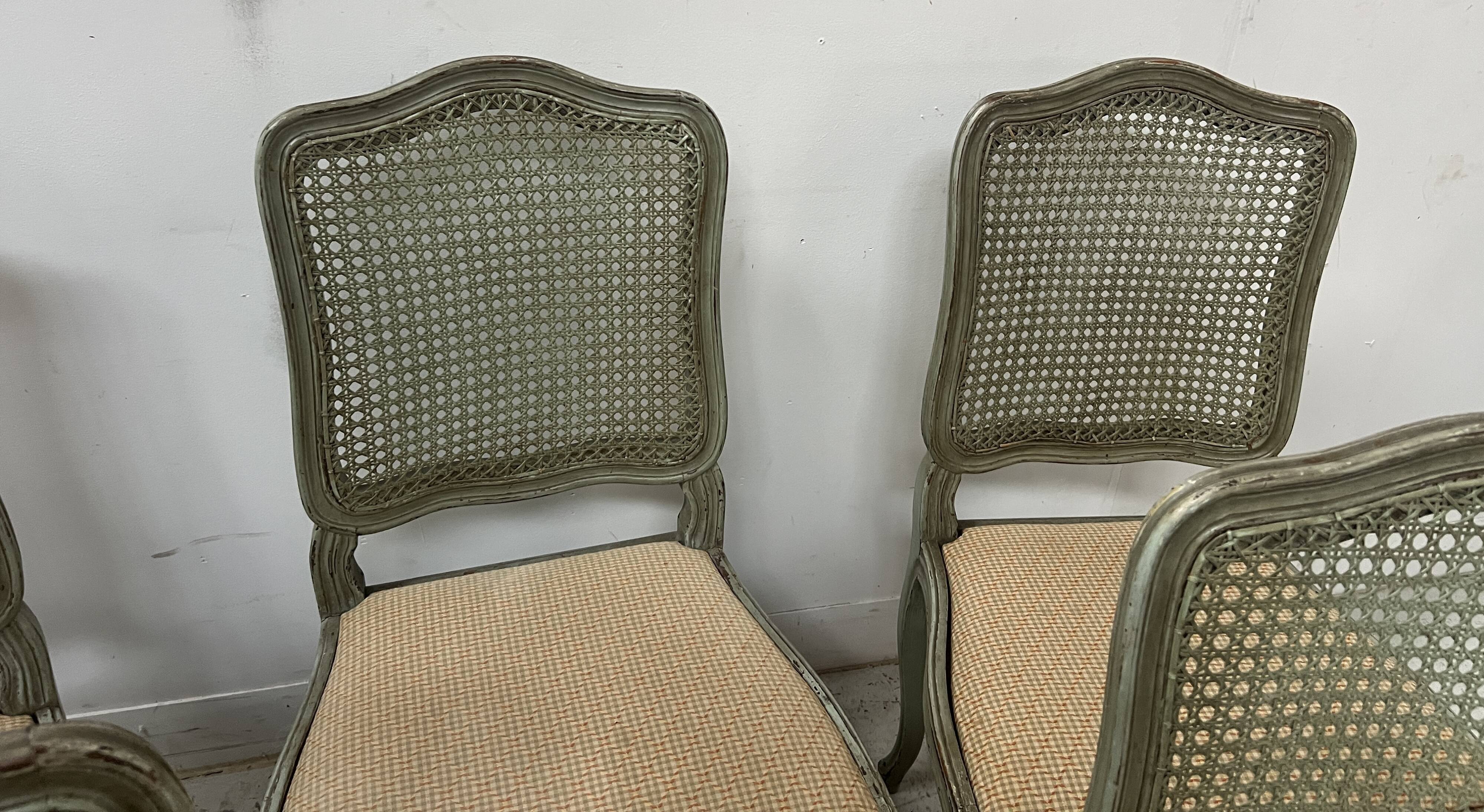 Suite de six chaises de style Louis XV en hetre laqué XX siècle