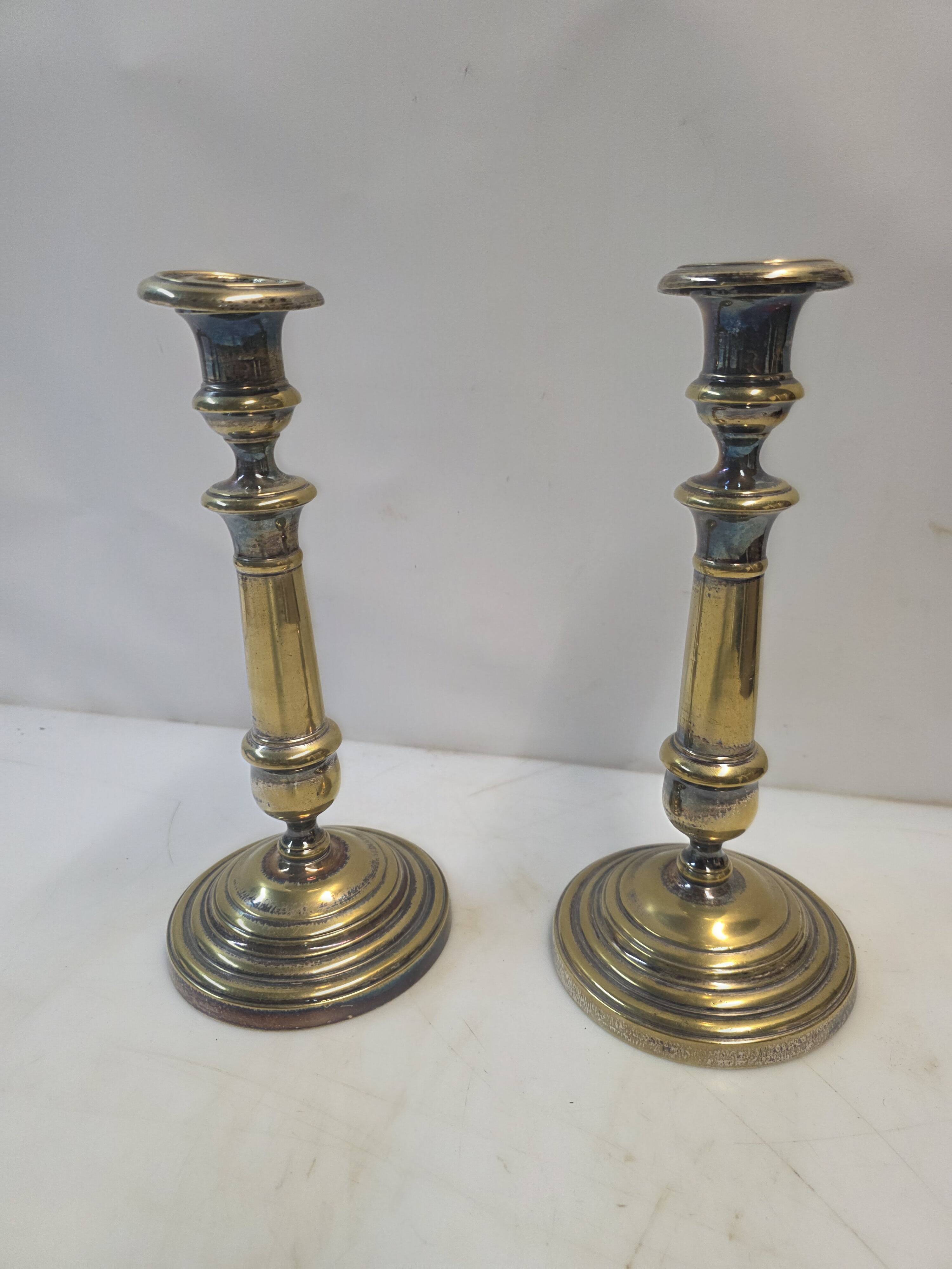 Paire de bougeoirs anciens en laiton