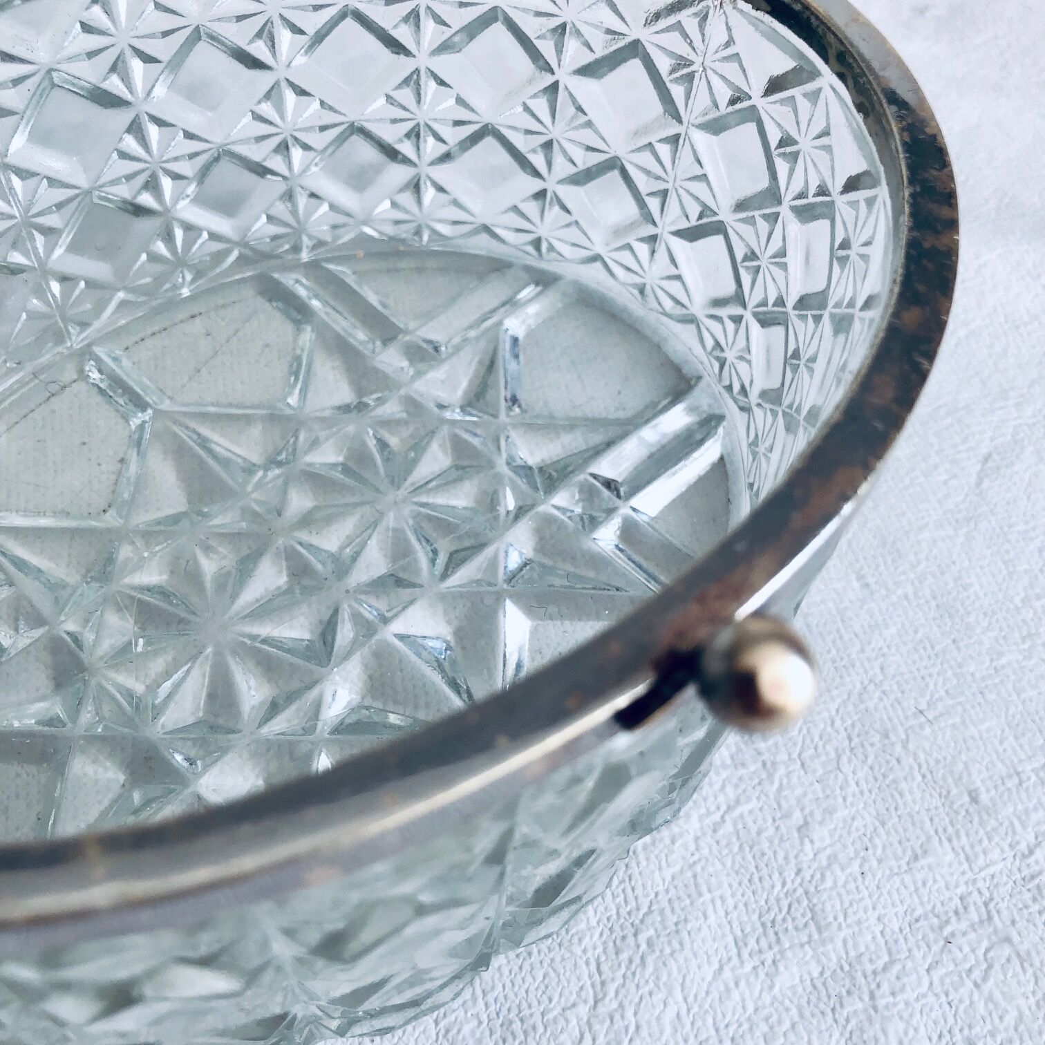 Boite à bijoux en verre taillé et laiton argenté