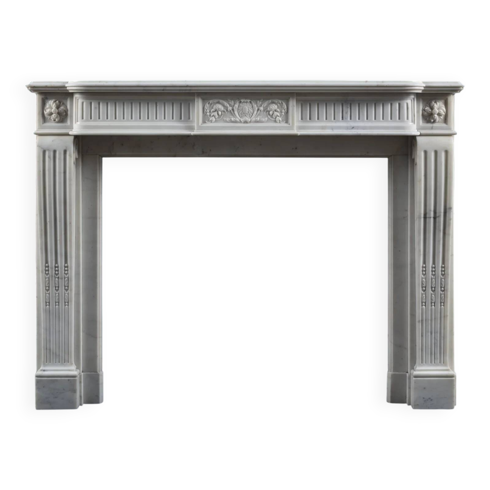 Cheminée en marbre statuaire de style Louis XVI