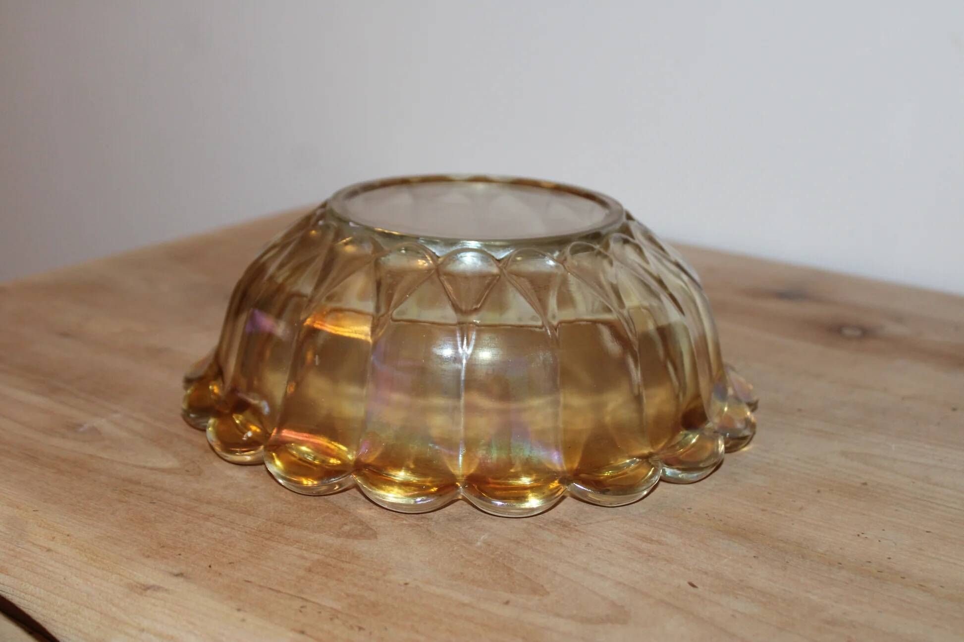 Large vintage iridescent amber glass bowl – Scalloped edge – Ø 23 cm