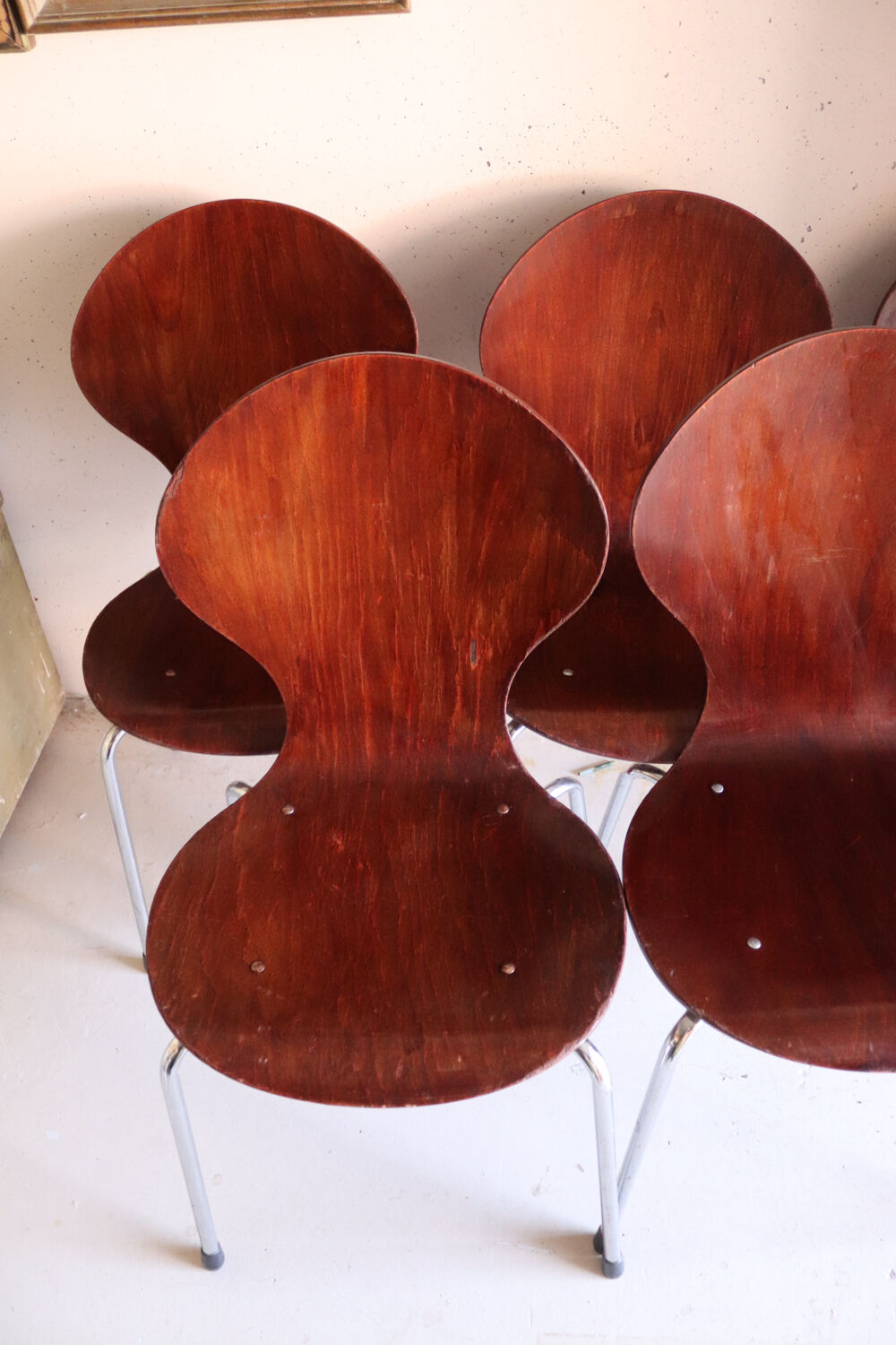 5 chaises style fourmi en contreplaqué moulé et métal chromé, esprit s