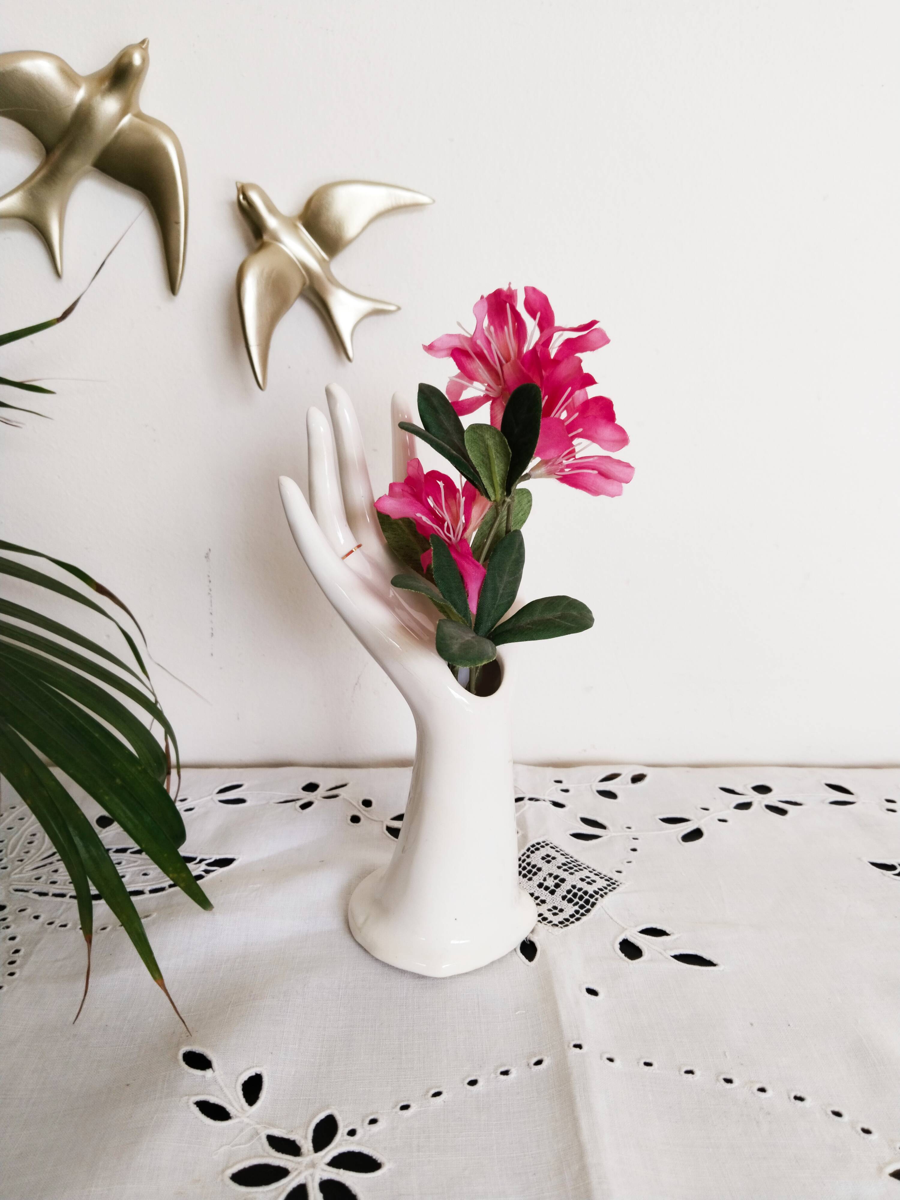 Hand holds white jewelry, ring sizer
