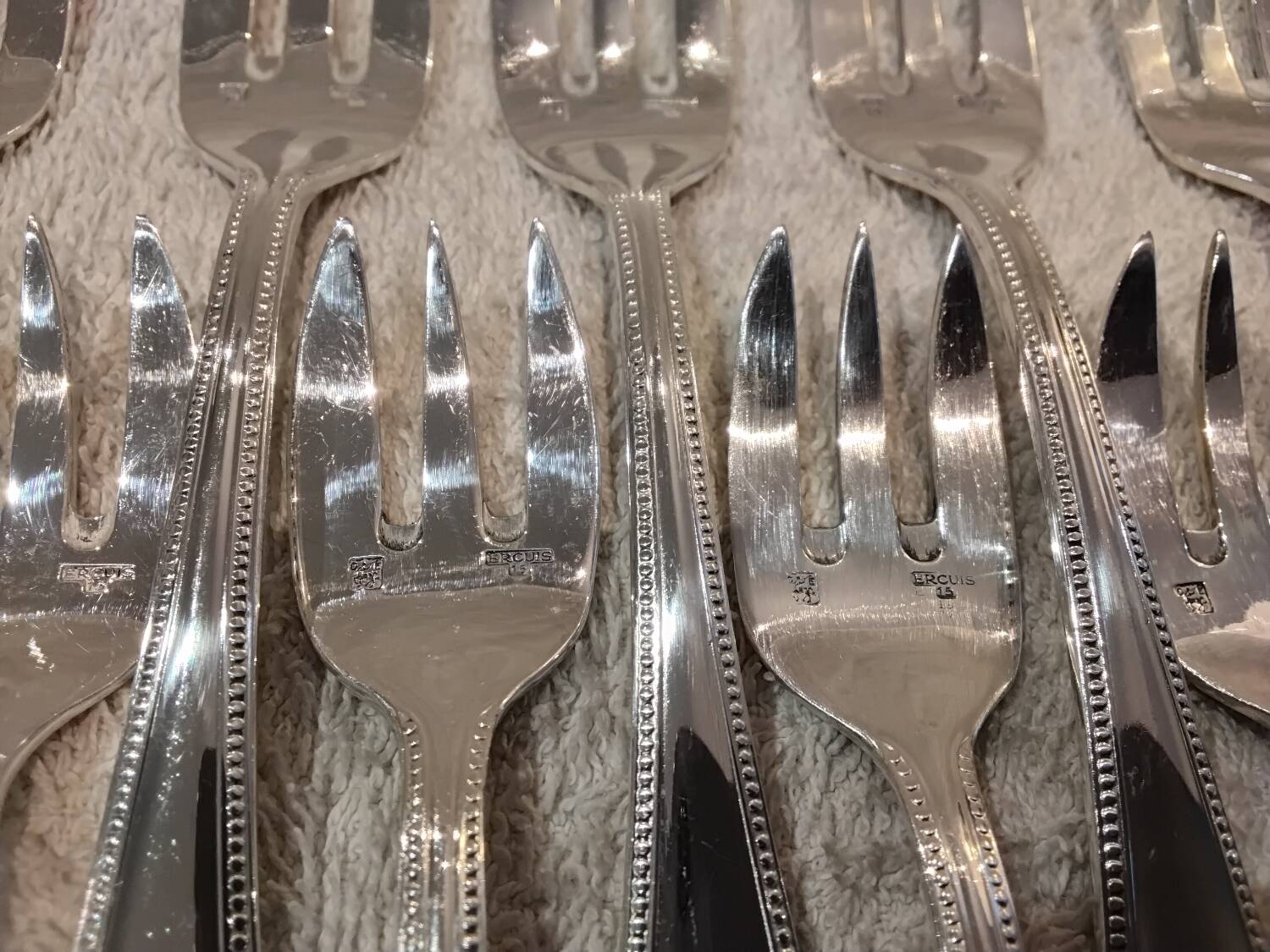12 silver-plated oyster forks by the silversmith Ercuis, 12.2 cm