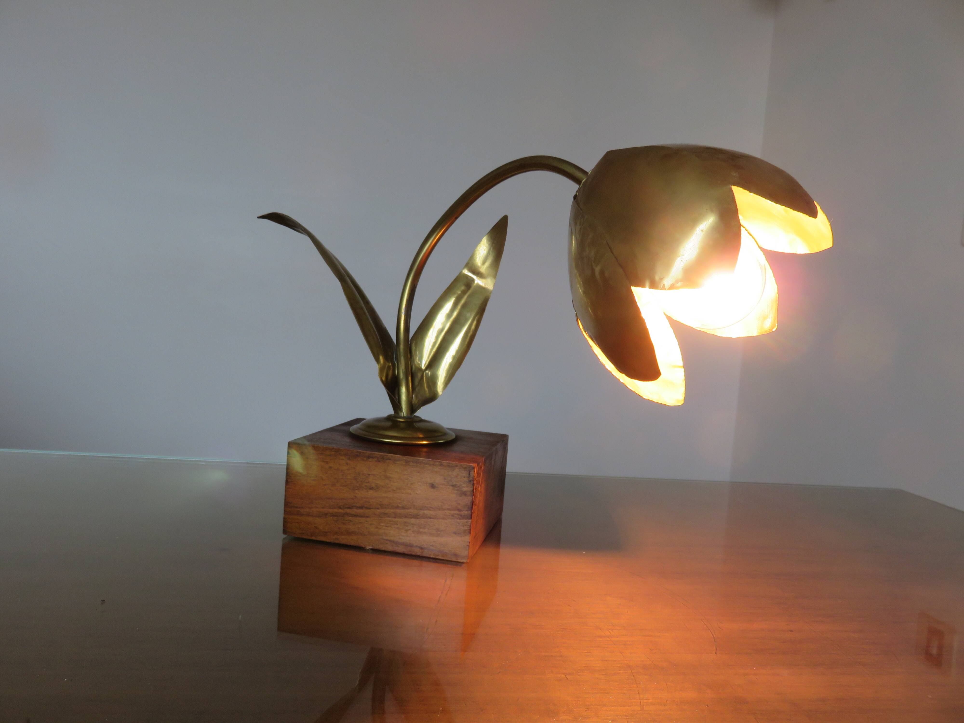 "Flower" lamp in gilded brass and wooden base 1970