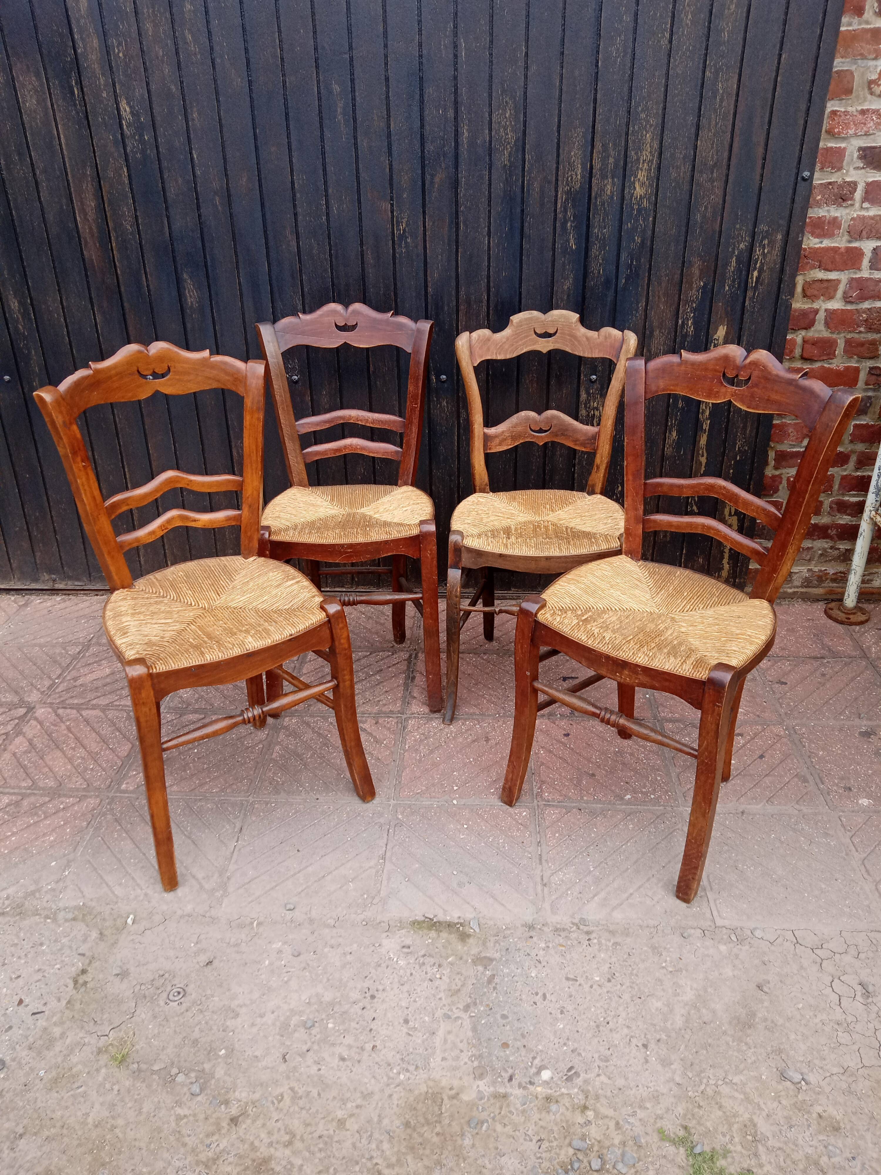 4 mulched chairs