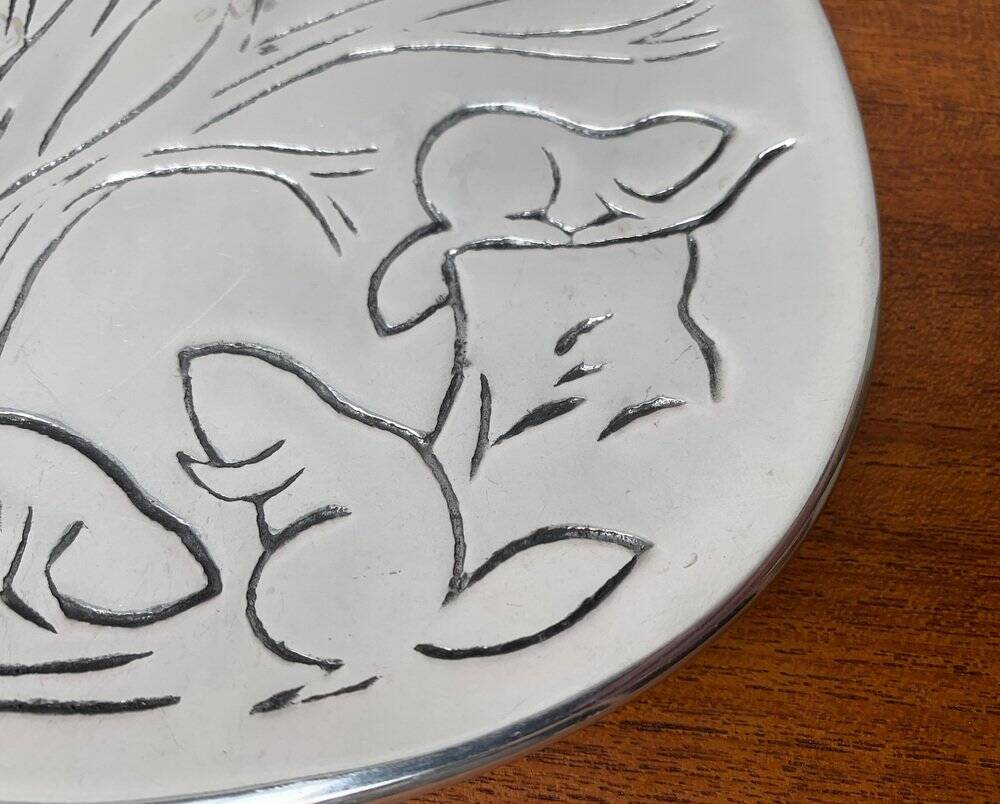 Vintage Canadian metal bowl with beaver decoration by Hoselton.