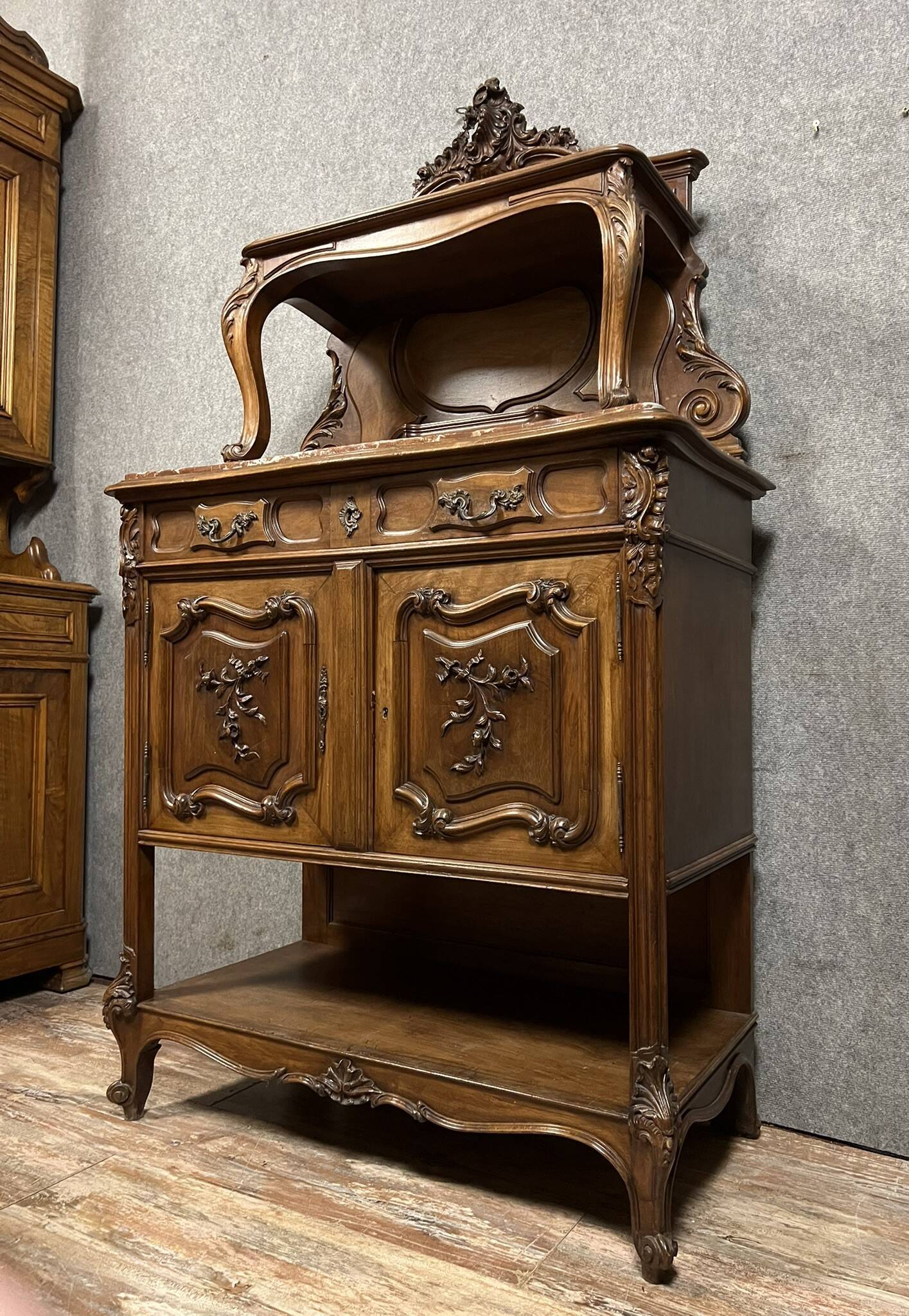 Buffet Louis XV en noyer vers 1850