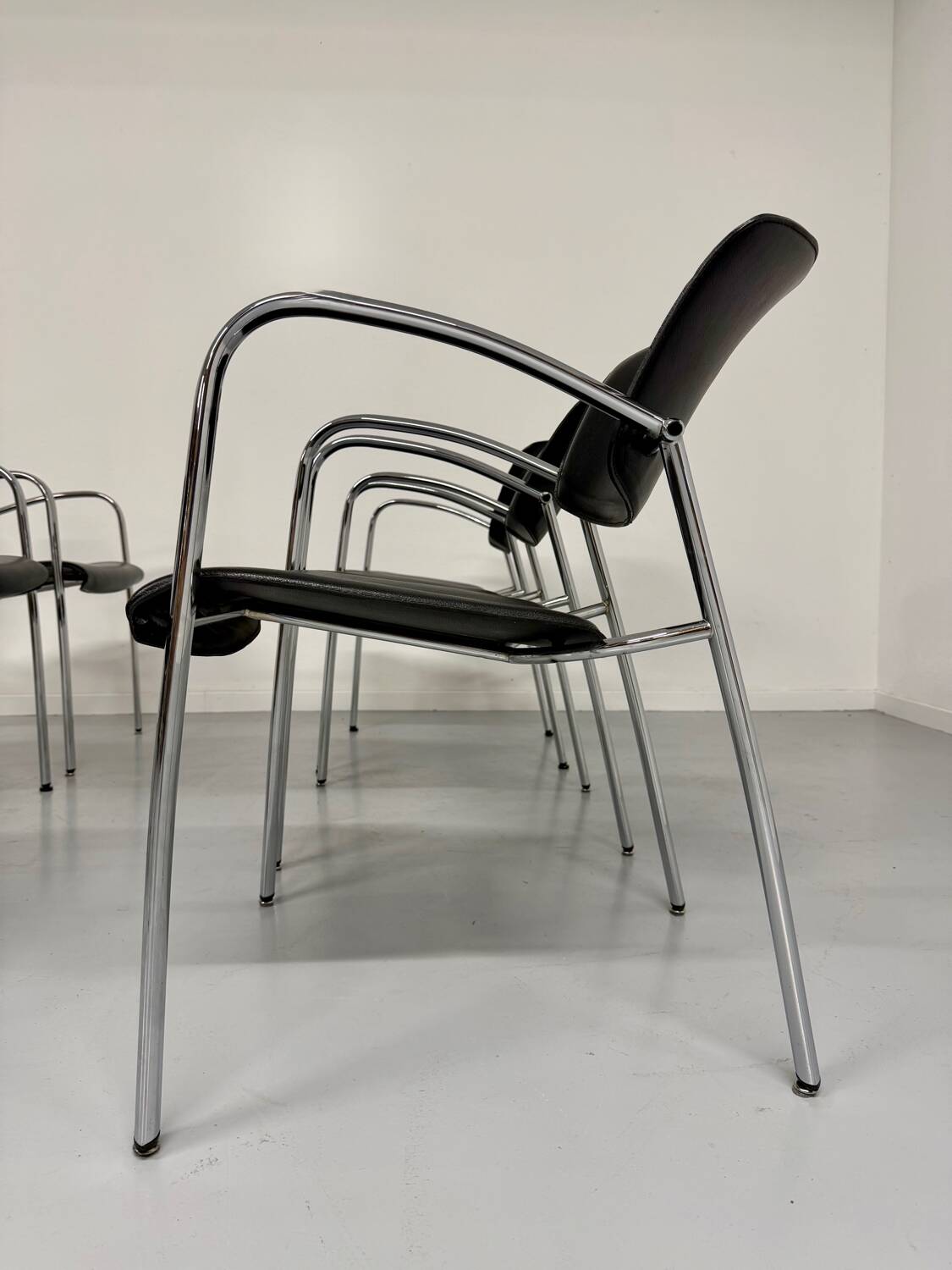 6 black leather and chrome metal chairs Brayton International vintage sa