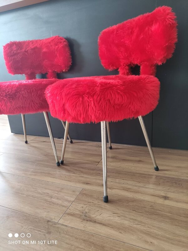 Paire de chaises moumoute rouge cardinal authentiques années 60