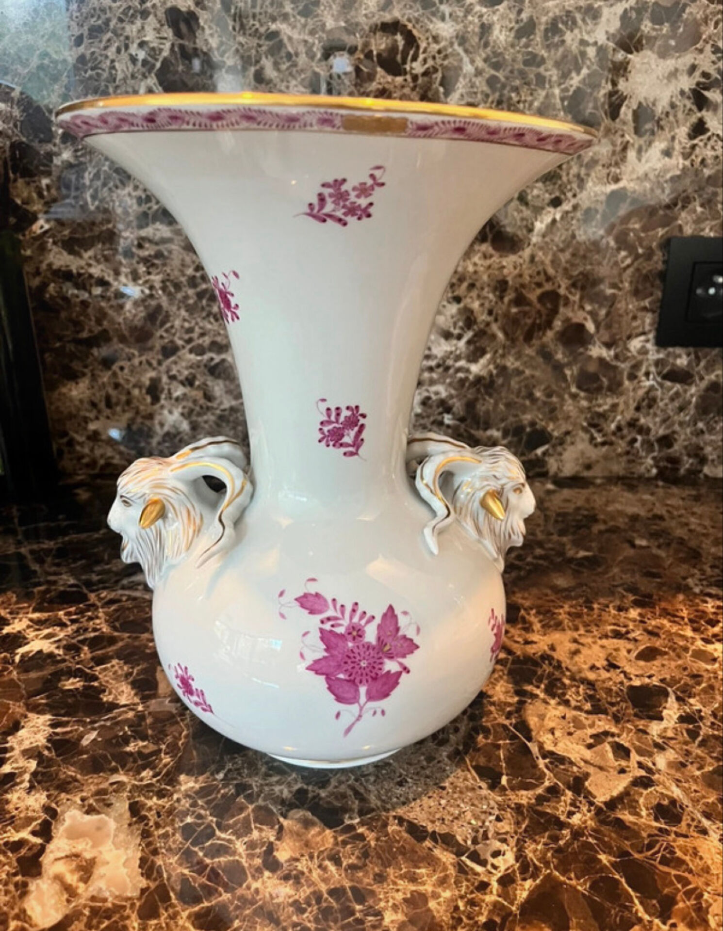 Decorative vase Herend Hungary - Apponyi Raspberry model - Adorned with a head