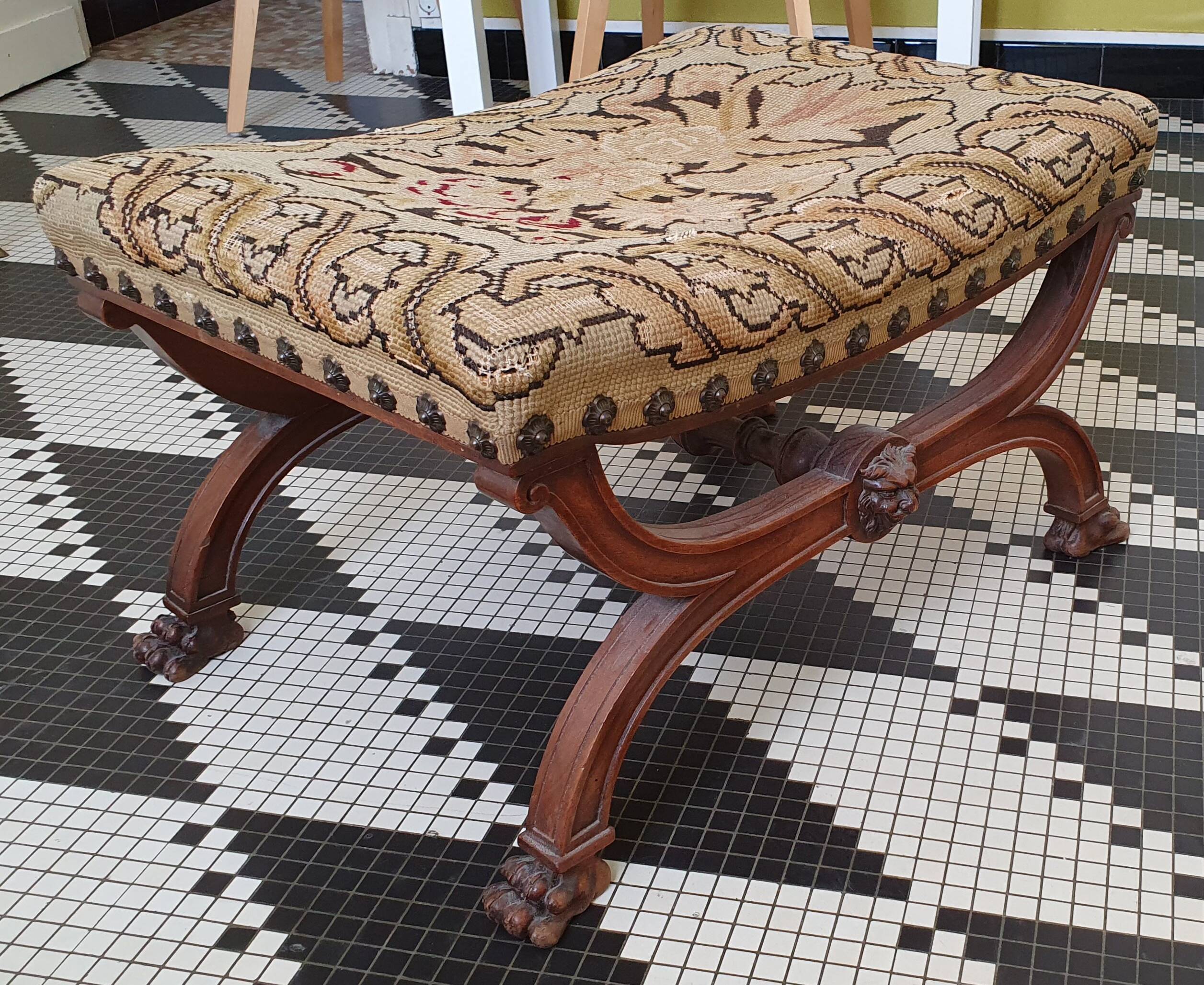 Feet rest curule