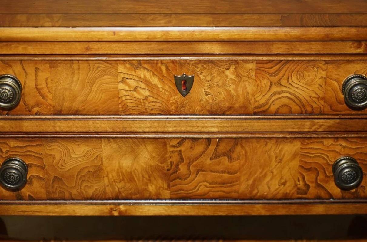 Paire de buffets vintage néoclassique en bois de ronce de chêne