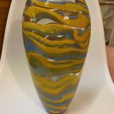 Vase en verre soufflé de Brehat bleu et jaune