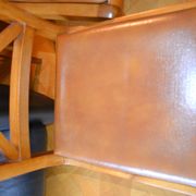 Chaise en bois assise en cuir