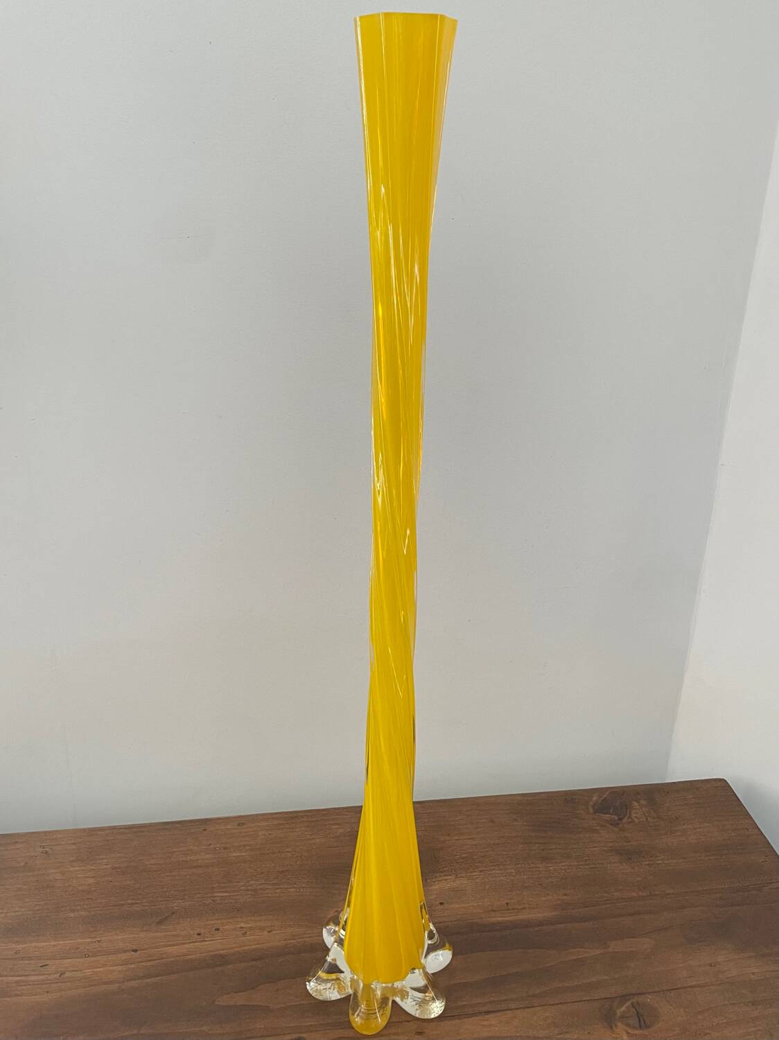 Large yellow glass soliflore