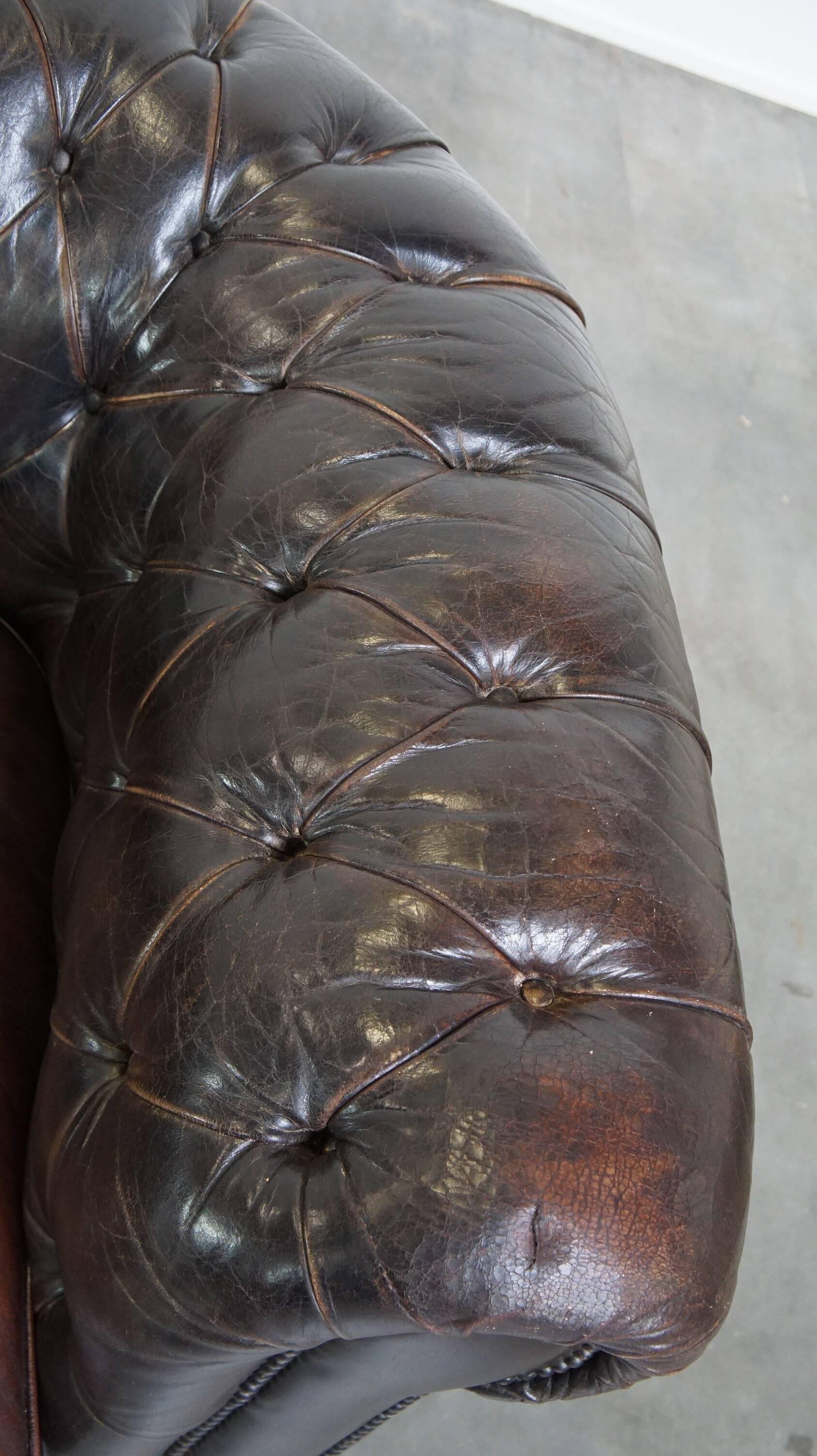 Ancien canapé chesterfield 3 places en cuir de vachette marron foncé