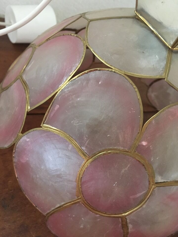 Suspension in pink mother-of-pearl and brass