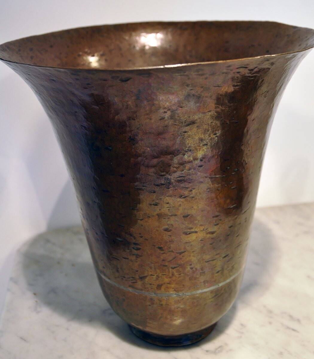 Brassware vase with hammered decoration, Art Deco period, by Claudius Linossier