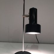 Lampe réglable en métal laqué noir et chrome. Travail français. Vers 1970