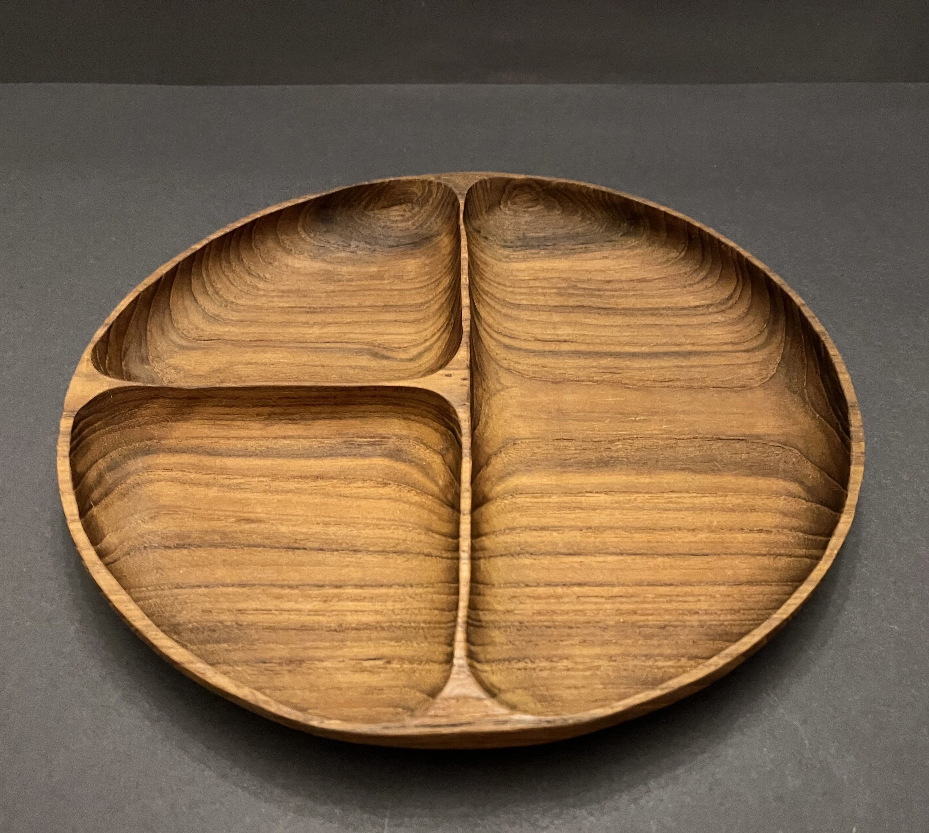 Set of six fondue plates, made of wood