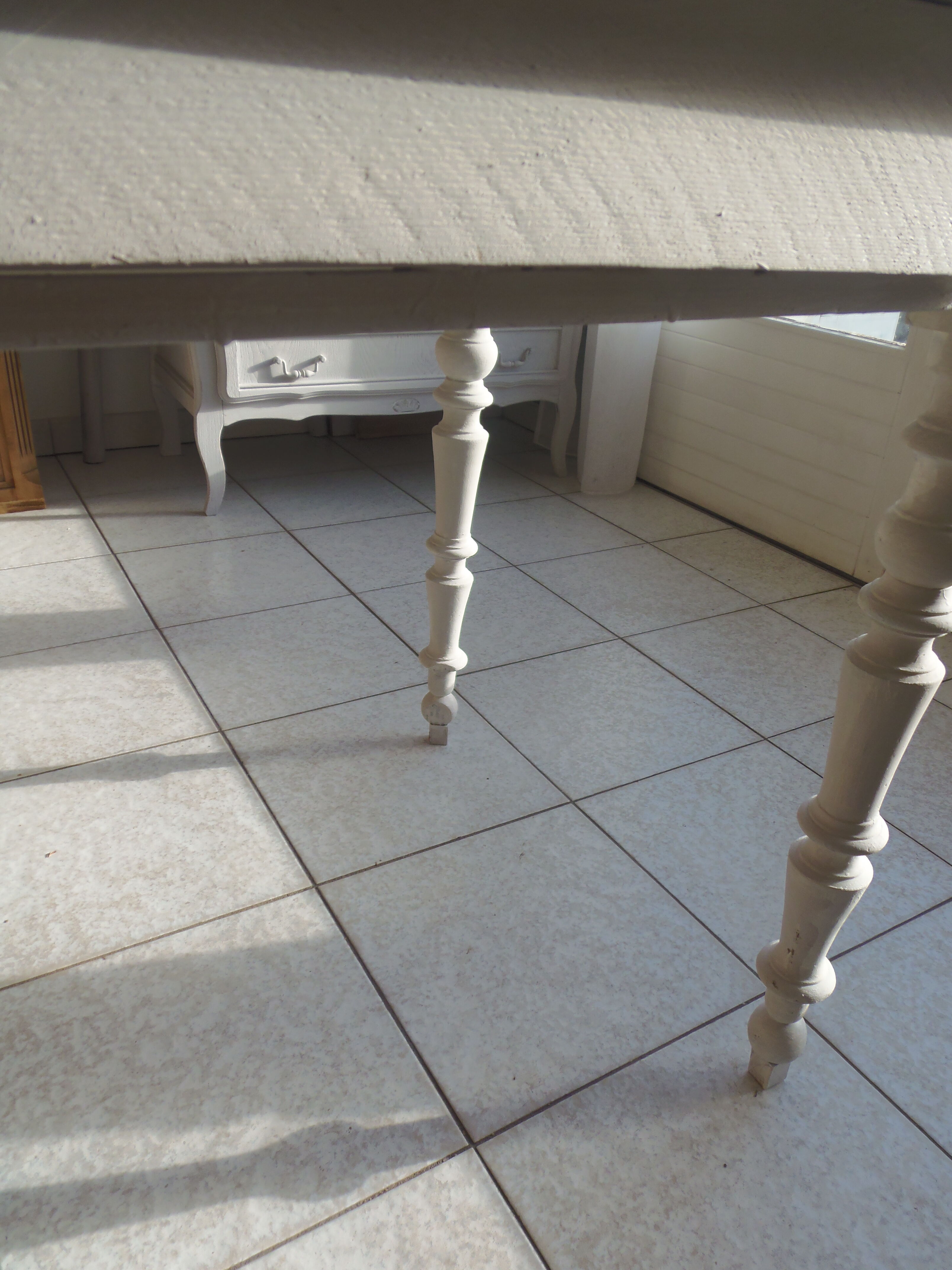Farm table, leg and belt patinated pearl gray, wooden top.