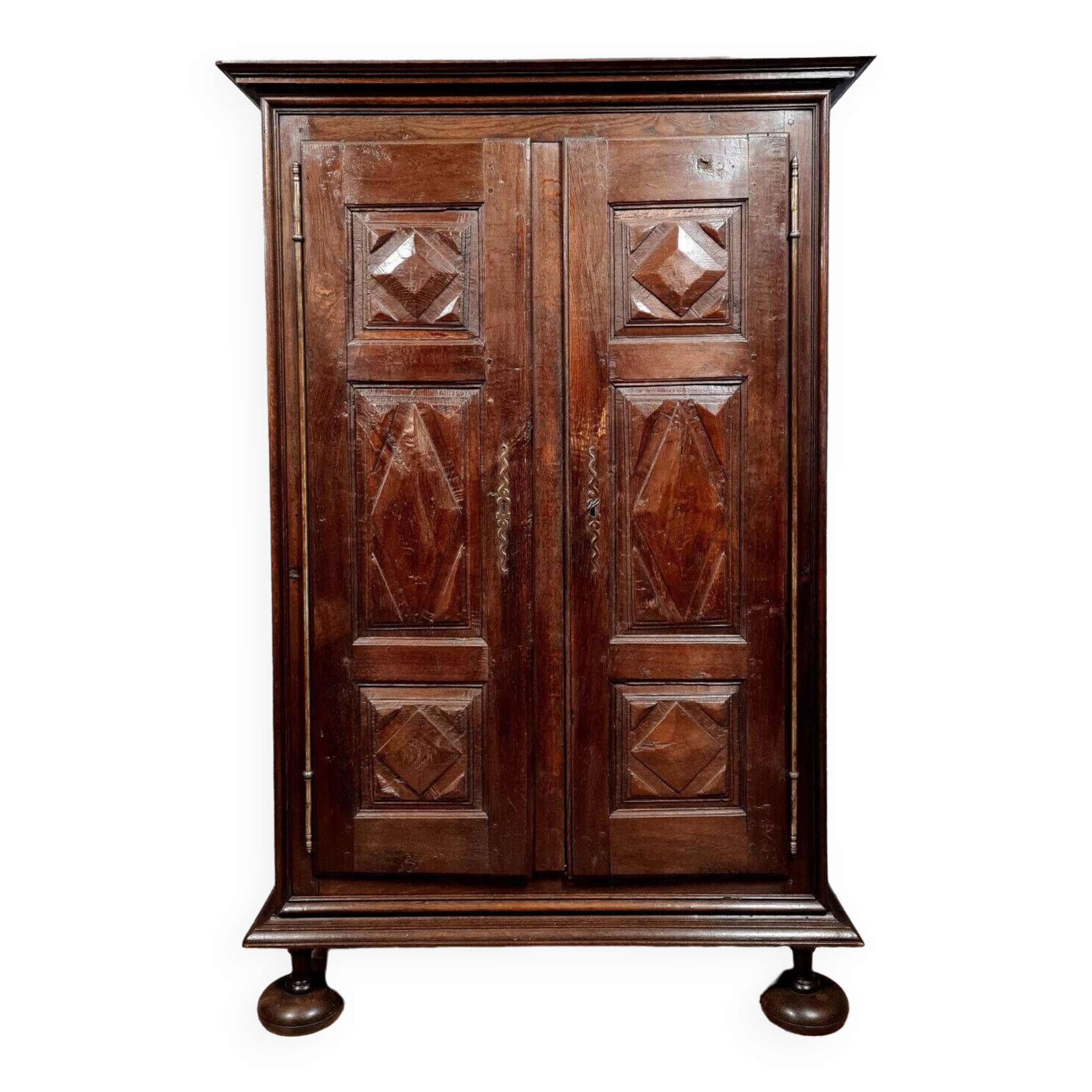 Burgundy valet cabinet from the Louis XIII period in solid oak circa 1700