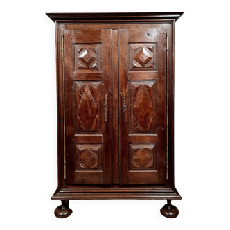 Burgundy valet cabinet Louis XIII period in solid oak circa 1700