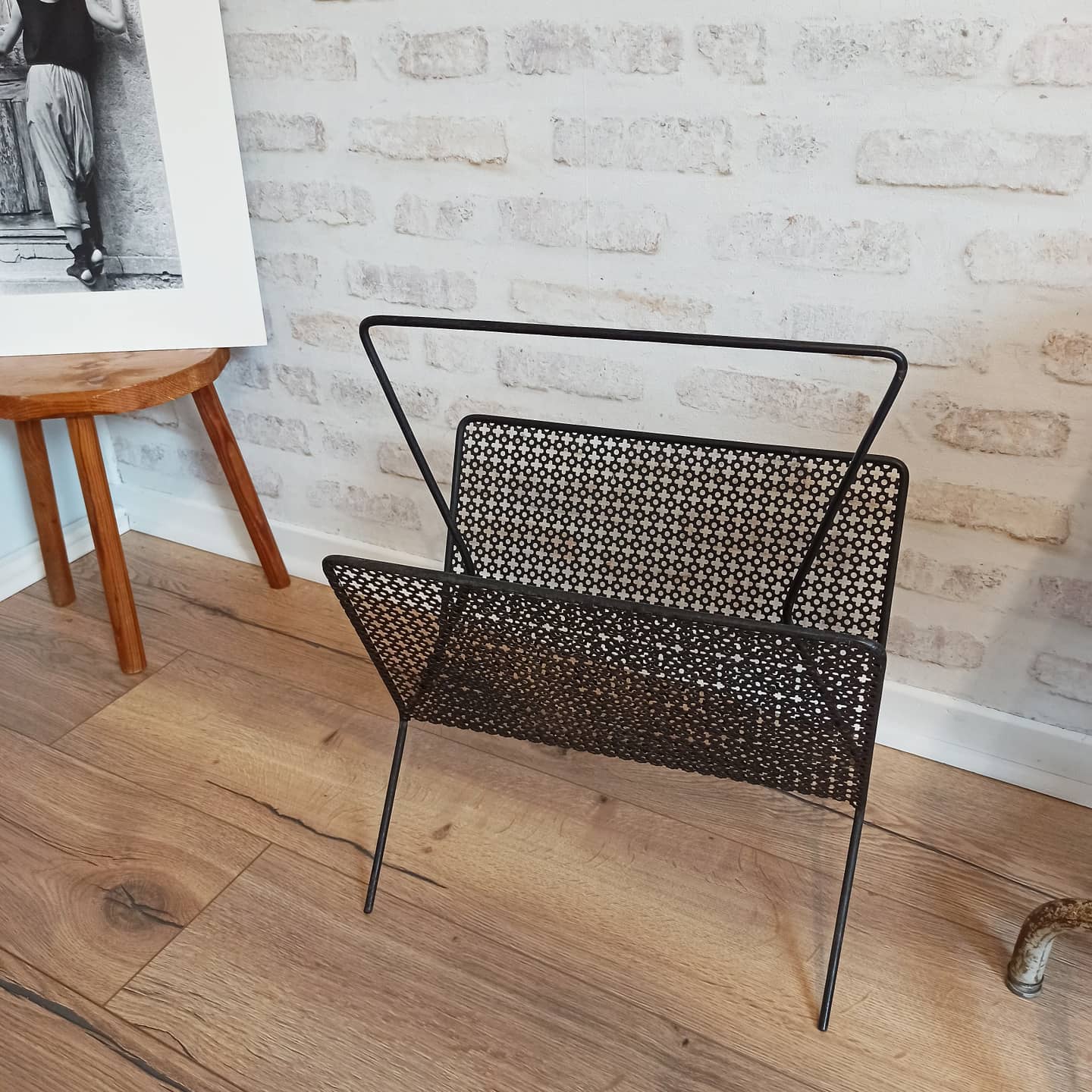 Metal magazine holder