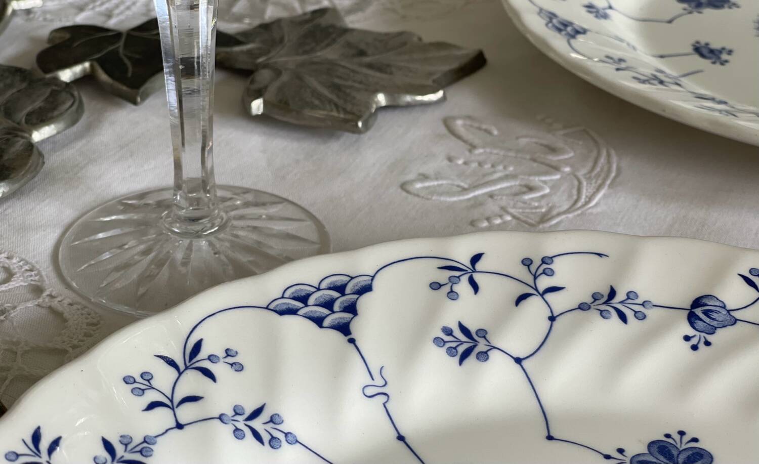 6 flat plates in English porcelain