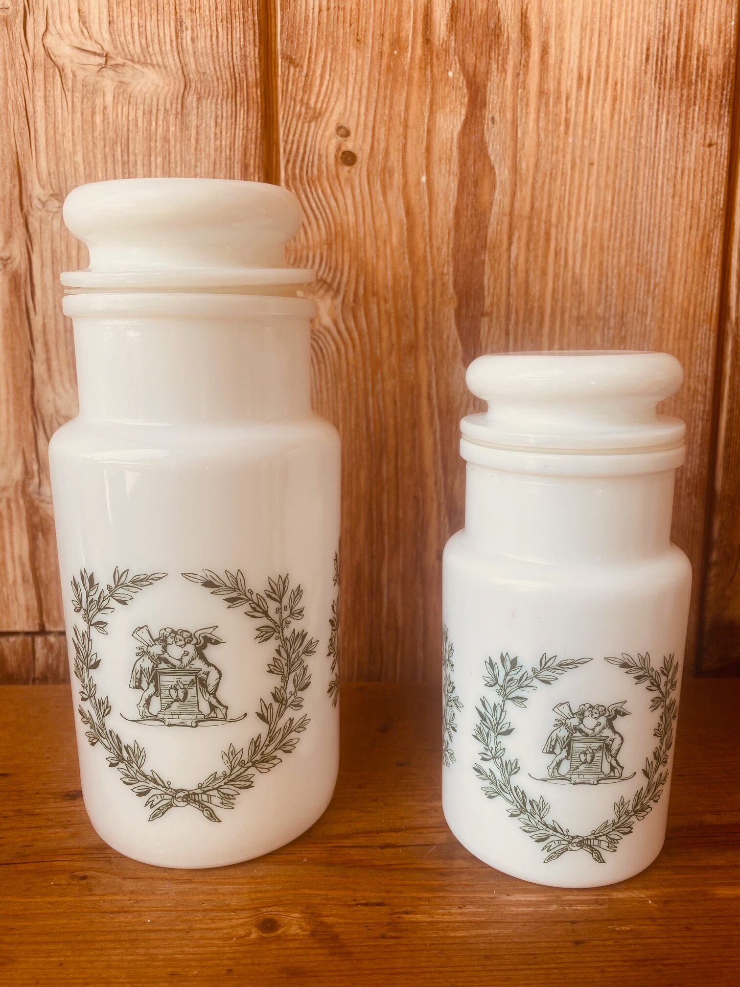 Set apothecary pots in opaline