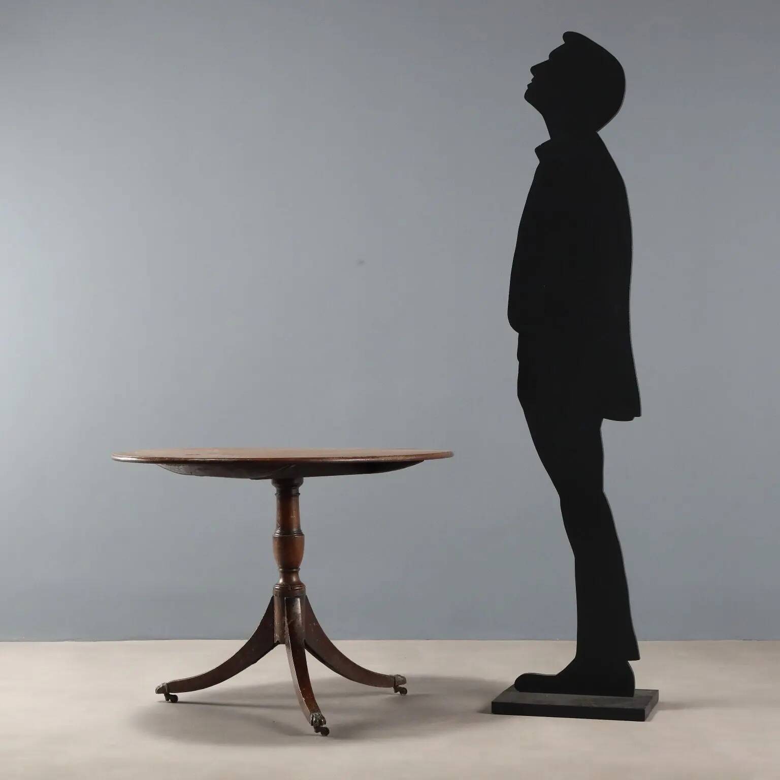Table ancienne en acajou de forme ovale, Angleterre, XIXe siècle