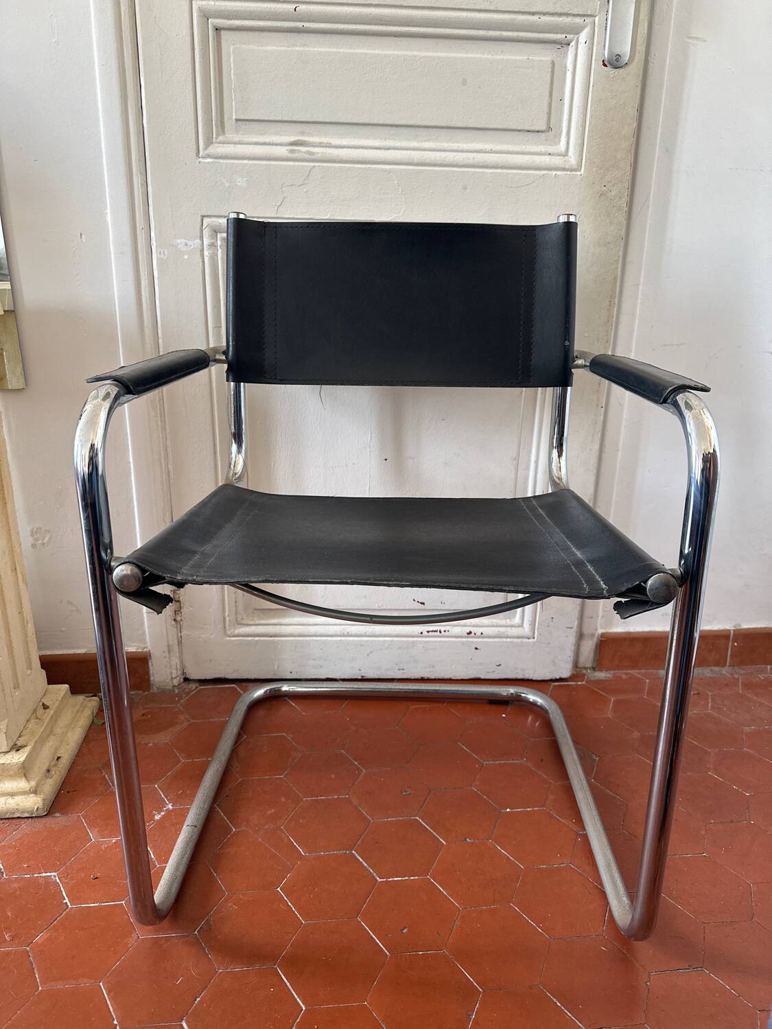 Vintage design armchair in leather and metal