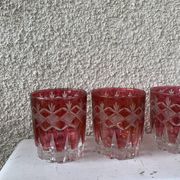 7 verres à apéritif en verre rouge et transparent ciselés vintage