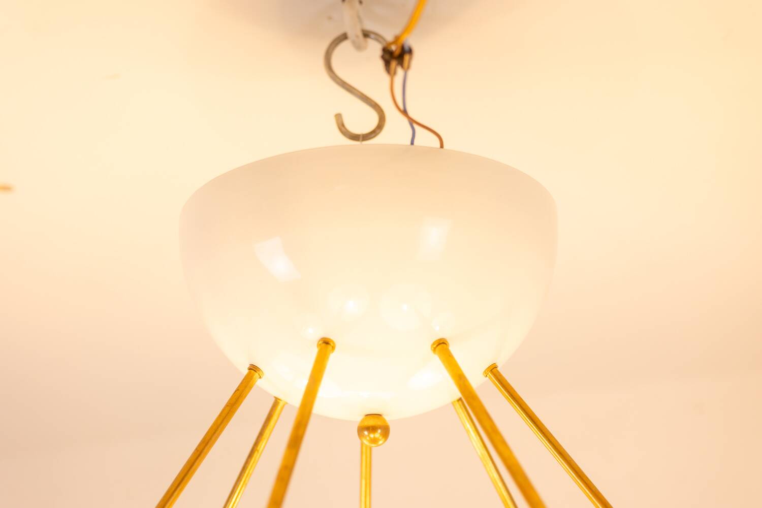 Stilnovo. Chandelier in gilded brass and white lacquered metal. Contemporary.