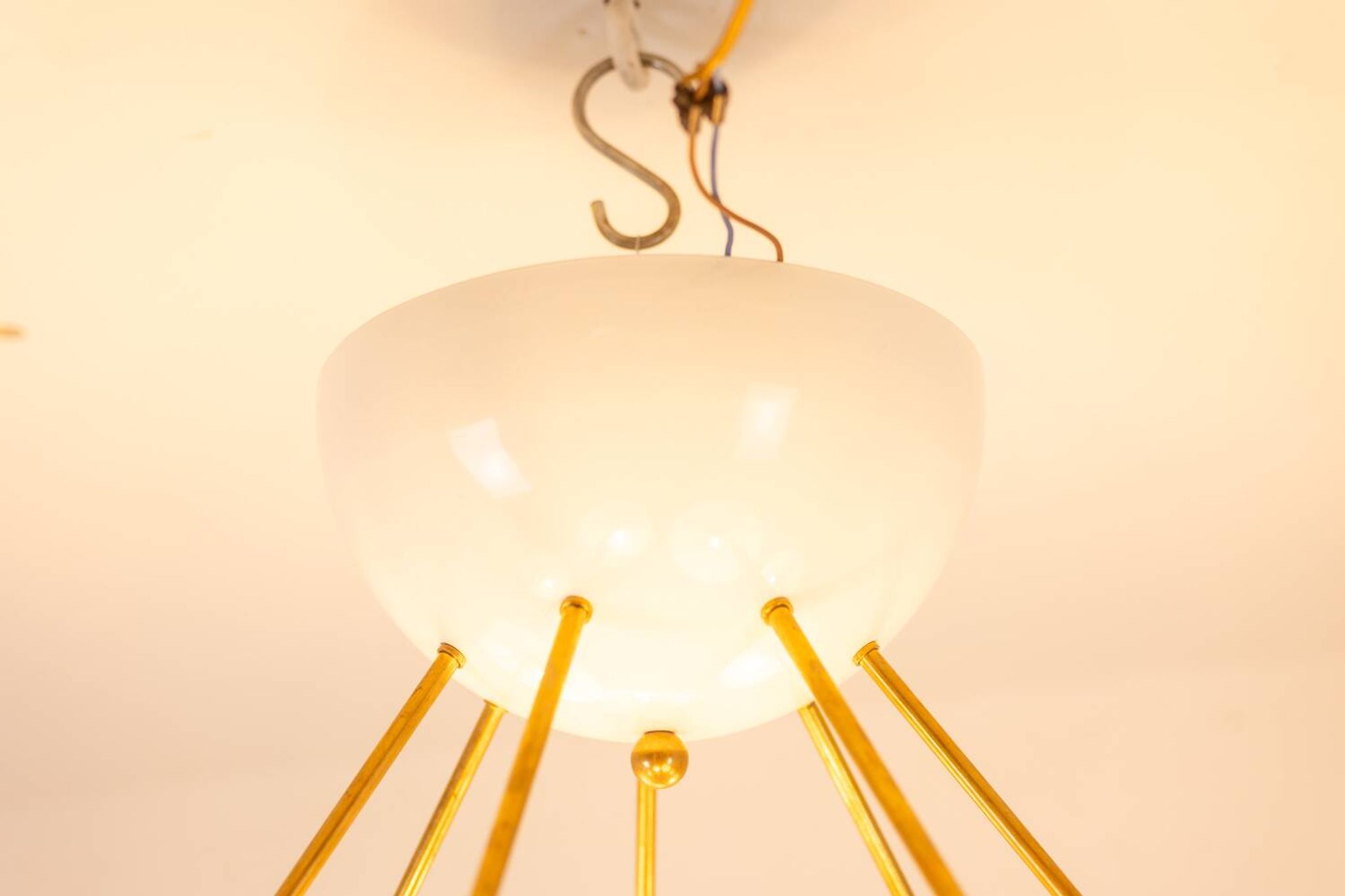 Stilnovo. Chandelier in gilded brass and white lacquered metal. Contemporary.
