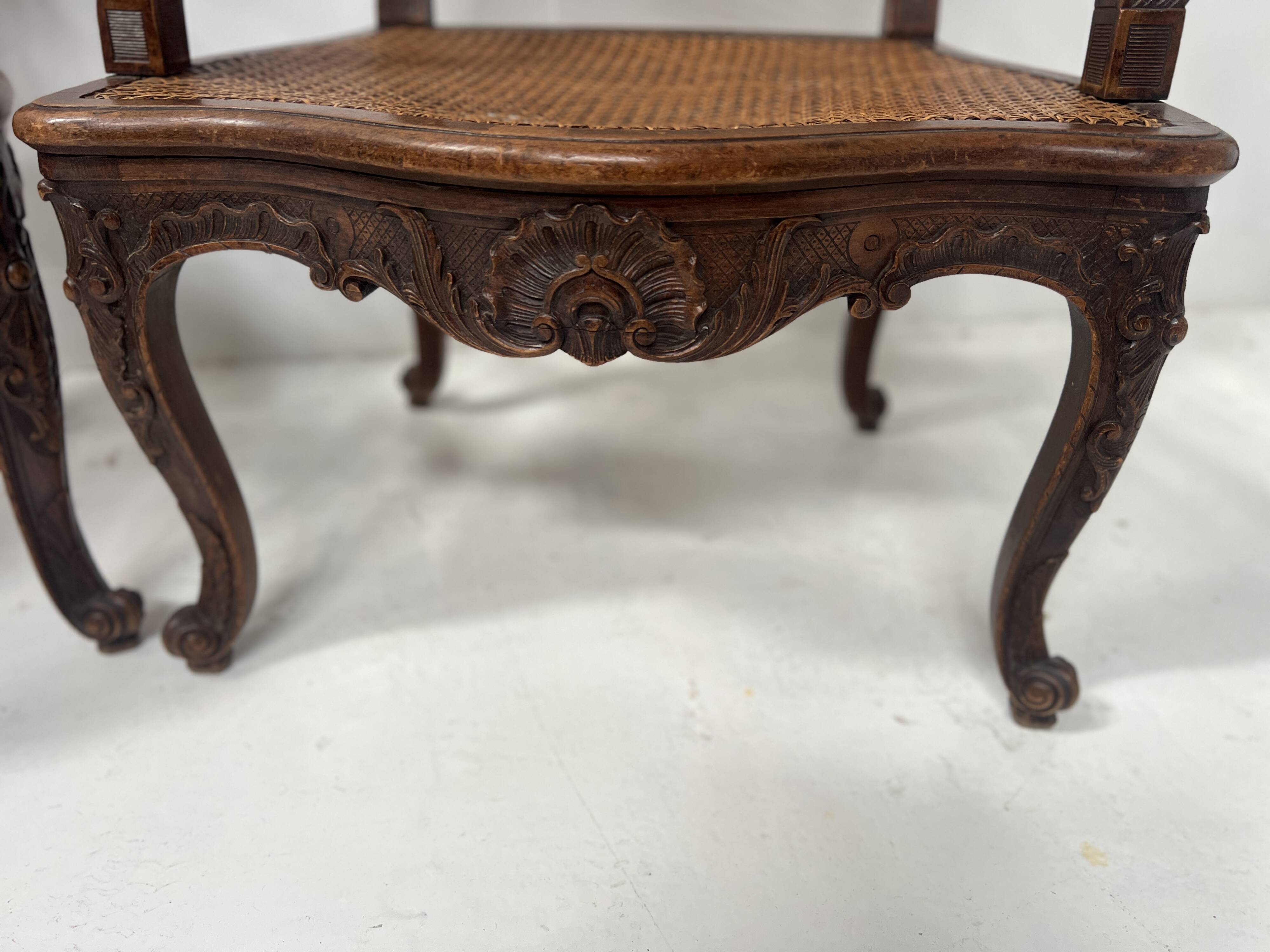 Paire de fauteuils de style Régence en bois naturel XIX siècle