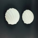 Paire de lampes murales en verre opalin en forme de coquillage de Limburg, Allemagne, années 1970.