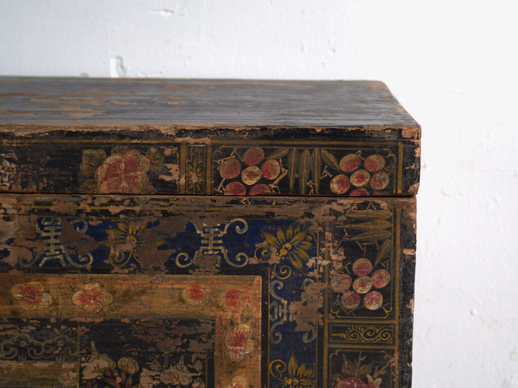 Antique chest painted in pine wood – China, around 1900